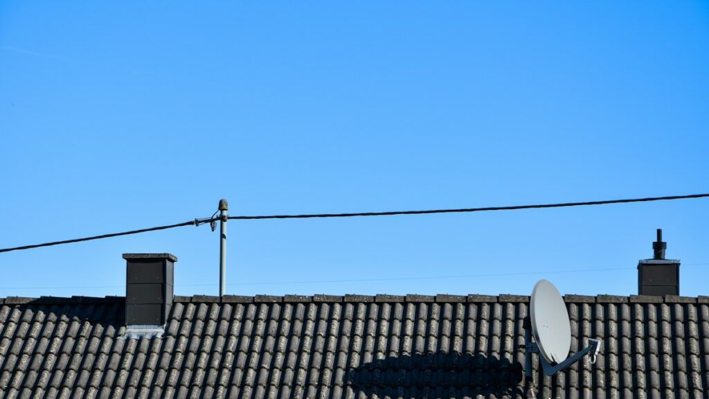 Starlink Roof Mounting Guide: Non-Penetrating Ridge Mounts vs Fascia Brackets Comparative engineering guide for securing satellite user terminals on standing